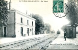 N°65197 -cpa Savigny Sur Braye -la Gare- - Stations With Trains