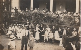 18/10/70  - CARTE  PHOTO  À  SITUER (GÉNÉALOGIE )  GROUPE DE GENS À TABLE - Genealogía