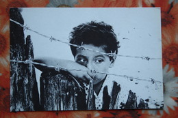 Images Of Nicaragua - Little Boy Behind Barbed Wire - Old Postcard - Nicaragua