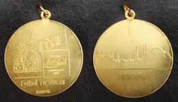 AC - 10th YEAR OF COCA COLA & TURKISH SPORTS WRITERS ASSOCIATION FOOTBALL CUP ISTANBUL 1989 MEDALLION - Habillement, Souvenirs & Autres