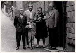 Photo Originale - DDR - Famille Posant En Juillet 1961, Avec Son Baigneur Noir & Son Chat Noir - Poupée Black Is Black - Anonyme Personen