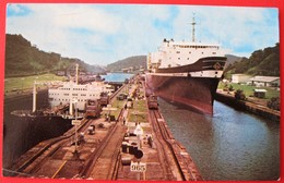 PANAMA CANAL - MIRAFLORES LOCK - Passagiersschepen