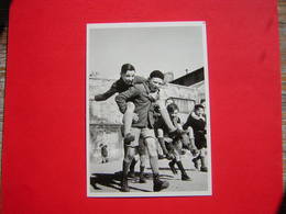 CPM 1993 ENFANTS  ROBERT DOISNEAU  UNE CHARGE DE CAVALERIE 1934    NON VOYAGEE - Doisneau