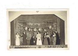 Photographie Ancienne - Intérieur Théâtre Salle De Spectacle - Actrices - éventail Femme élégante Robe - Rideau Décor - Teatro, Travestimenti & Mascheramenti