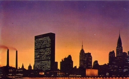 United Nations And Empire State Building At Night With Empire - New York City - Formato Piccolo Viaggiata Mancante Di Af - Empire State Building
