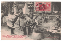 1910 DAHOMEY - CARTE POSTALE AFFRANCHIE À 10c TYPE FAIDHERBE CAD PORTO NOVO CP " MARCHANDS DE COLAS DENRÉES INDIGÈNES " - Lettres & Documents