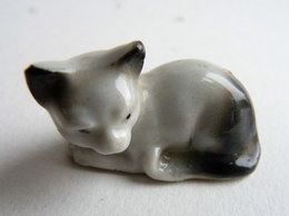 FEVE EN PORCELAINE ANCIENNE ALLEMANDE CHIEN BOULEDOGUE COUCHE Marqué GERMANY - Animaux