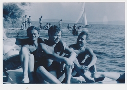 REPRINT - Three Naked Trunks Mucular Guys Men On Beach Scene Hommes Nu Sur Plage, Mecs, Photo Reproduction - Personas