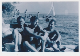 REPRINT - Three Naked Trunks Mucular Guys Men On Beach Scene Hommes Nu Sur Plage, Mecs, Photo Reproduction - Personen