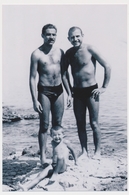 REPRINT - Two Naked Trunks Mucular Guys Men And Boy On Beach Scene Hommes Nu Sur Plage, Mecs, Photo Reproduction - Personnes