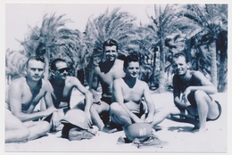 REPRINT - Group Naked Trunks Mucular Guys Men On Beach Scene Gay Int Hommes Nu Sur Plage, Mecs, Photo Reproduction - Persons