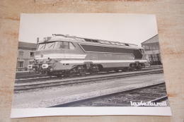 Photo La Vie Du Rail Loco Diesel électrique A1A A1A 68001,dépot De Noisy En 1963, Format 24/30 - Trenes