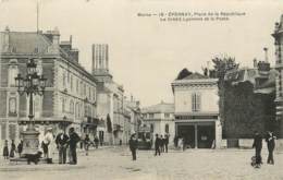 EPERNAY PLACE DE LA REPUBLIQUE LE CREDIT LYONNAIS ET LA POSTE - Epernay