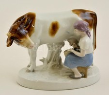 Német Porcelán Tehénfejő Lány, Kézzel Festett, Jelzett, Apró Kopásokkal, M: 13,5 Cm - Autres & Non Classés