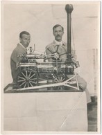 Cca 1920 Gőzgép Makettje, Fotó, Felületén Törésnyommal, 11×8 Cm - Sonstige & Ohne Zuordnung
