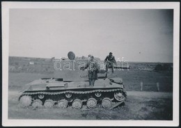 Cca 1944 Magyar Katonák Zsákmányolt Szovjet KV-1 Nehéz Harckocsival, Pejtsik Fotó 6x8,5 Cm / Hungarian Soldiers With Cap - Non Classificati