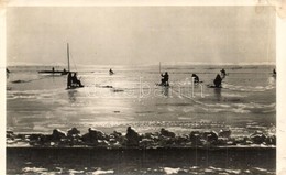 * T2/T3 Balatonkenese, Fakutyázás Napsütésben A Befagyott Balaton Jegén Télen. Foto Dulácska (EK) - Non Classés