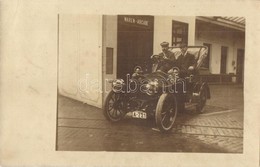 T2 1908 Zayugróc, Ugrócváralja, Uhrovec; Férfiak Automobilban Egy áru Kiadó Mellett / Men In An Automobile Next To A Sho - Non Classés