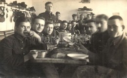 * T2/T3 Budapesti Laktanya étkezdéje Katonákkal / Hungarian Military Barracks Interior, Dining Room With Soldiers. Livia - Non Classés