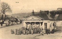 T2 WWI K.u.k. Military. Soldiers In Front Of A Bureau D'Octroi Probably In A Belarusian Town. Georg Stilke + Landeswehr  - Non Classés