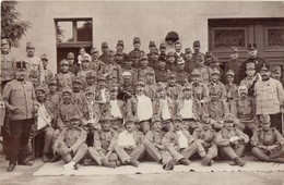 T2 1914 Baja, Sebesült Katonák Csoportképe A Kórház Előtt / WWI Hungarian Injured Soldiers In Front Of The Hospital. Pho - Non Classés