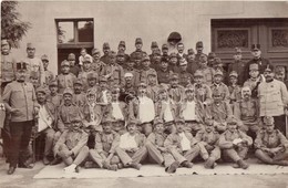 T2 1914 Baja, Sebesült Katonák Csoportképe A Kórház Előtt / WWI Hungarian Injured Soldiers In Front Of The Hospital. Pho - Unclassified