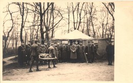 ** T1 Első Világháborús Osztrák-magyar Katonai Fotó Képeslap. Kenyérosztás A Táborban / WWI K.u.K. Military Photo, Distr - Non Classés