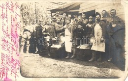 T3/T4 1916 Osztrák-magyar Tábori Konyha, ételosztás, Csoportkép / WWI K.u.K. Military Field Kitchen, Lunch Time. Photo + - Non Classés