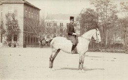 ** T2 Lovastiszt A M. K. Honvéd Ludovika Akadémia Udvarán / Austro-Hungarian K.u.K. Cavalryman In The Courtyard Of The M - Non Classés