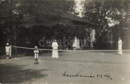 T2/T3 1915 Teniszező Hölgyek és Gyerekek Csoportképe Egy Ház Udvarán Levő Teniszpályán Szenttamásban / Tennis Playing La - Unclassified