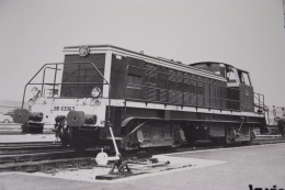 Photo La Vie Du Rail, Loco Diesel BB63000 Au Dépot De Grenoble En 1967 .Format 24/30 - Trenes