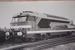 Photo La Vie Du Rail, Loco Diesel électrique BB67400 .Format 24/30 - Trains