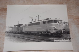 Photo La Vie Du Rail, Loco électriques BB 16021 Et BB 12000 Au Dépot De La Chapelle Le 28 Février 1959 .Format 24/30 - Trenes