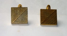 RARE ANCIENNE PAIRE DE BOUTONS PLAQUE OR CISELÉES  BE  1.8 X 1.8 Cm Environ - Boutons De Col /de Manchettes