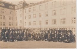 18/0/205. -  GROUPE  DE  SOLDATS  DEVANT  UN  IMMEUBLE  À  SITUER - Genealogía