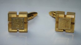 RARE ANCIENNE PAIRE DE BOUTONS BELLE ÉPAISSEUR  PLAQUE OR CISELÉES - Cuff Links & Studs