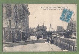 CPA - HAUTS DE SEINE - LA GARENNE COLOMBES - RUE DE L'ARRIVEE ET LA GARE - Animation, Commerces - E.M. / 7017 - La Garenne Colombes