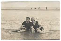 CPA  COUPLE à LA PLAGE - Koppels