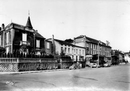 Delcampe - CPSM Dentelée - JARNY (54) - Aspect De La Poste, Des Voitures Rétros Et De La Place Aristide Briand - Années 50 - Jarny