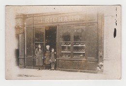 Magasin De Chaussures J.Richard.Carte Photo Non Située. - Marchands