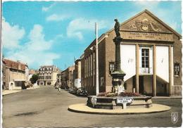 D63 - VIC LE COMTE LONGUES - PLACE DE LA  REPUBLIQUE ET SALLE DES FETES - Citroën Traction - Peugeot 203 Commerciale - Vic Le Comte