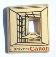 Pin's Doré L'UNIVERS CANON - L'arche De La Défense - Zamac - Arthus Bertrand - H383 - Arthus Bertrand