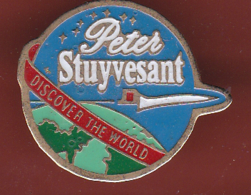 54412- Pin's.peter Stuivesant.fusée.tabac.signé 1991. . - Space