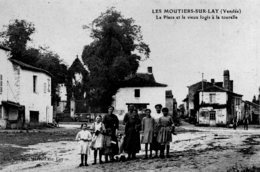 Moutiers Les Mauxfaits : La Place Et Le Vieux Logis à La Tourelle - Moutiers Les Mauxfaits