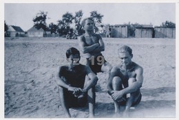 REPRINT -  Three Naked Trunks Mucular Guys Men On Beach  Hommes Nus Sur La Plage, Mecs, Photo Reproduction - Personas