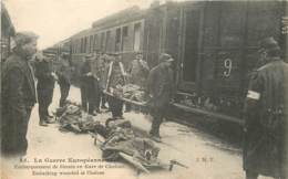 LA GUERRE EUROPEENNE 1914 EMBARQUEMENT DE BLESSES EN GARE DE CHALONS - Châlons-sur-Marne