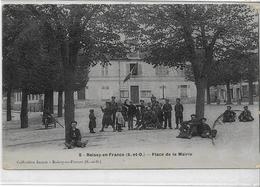95 ROISSY-EN-FRANCE .La Place De La Mairie Animée , Carte Christal , édit : Coll Janest , écrite Années 1 , état Extra - Roissy En France