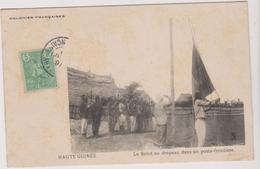 Haute Guinee  Le Salut Au Drapeau Dans Un Poste Frontiere - Guinée Française