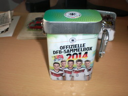 Tin Box  Deutscher Fussball Bund Ofizielle DFB Sammelbox 2014 - Kleding, Souvenirs & Andere