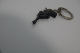 Vintage TOY GUN :  SCHICK Revolver - L=4,5cm - Keychain 1960s - Keywords : Cap - Cork Gun - Rifle - Revolver - Pistol - Armas De Colección